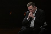 昌都特斯拉股价收涨超3%：特朗普无意沟通，马斯克父亲劝儿子低头